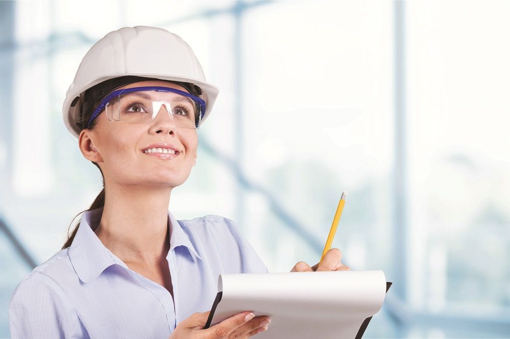 SVP Frau mit Schutzhelm