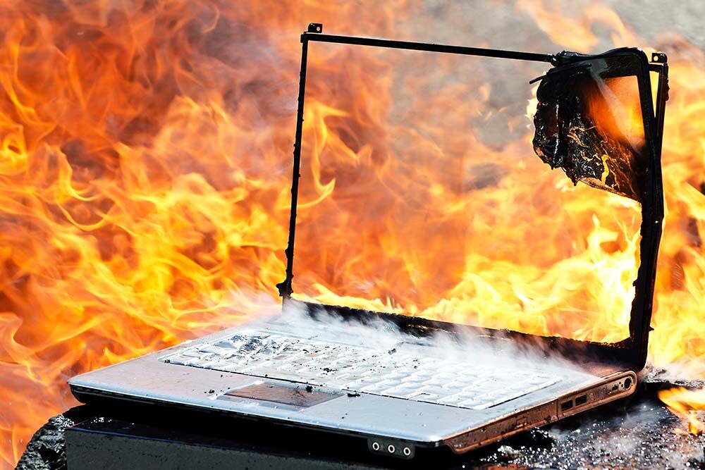 Brennender Laptop mit Lithium-Ionen-Akku