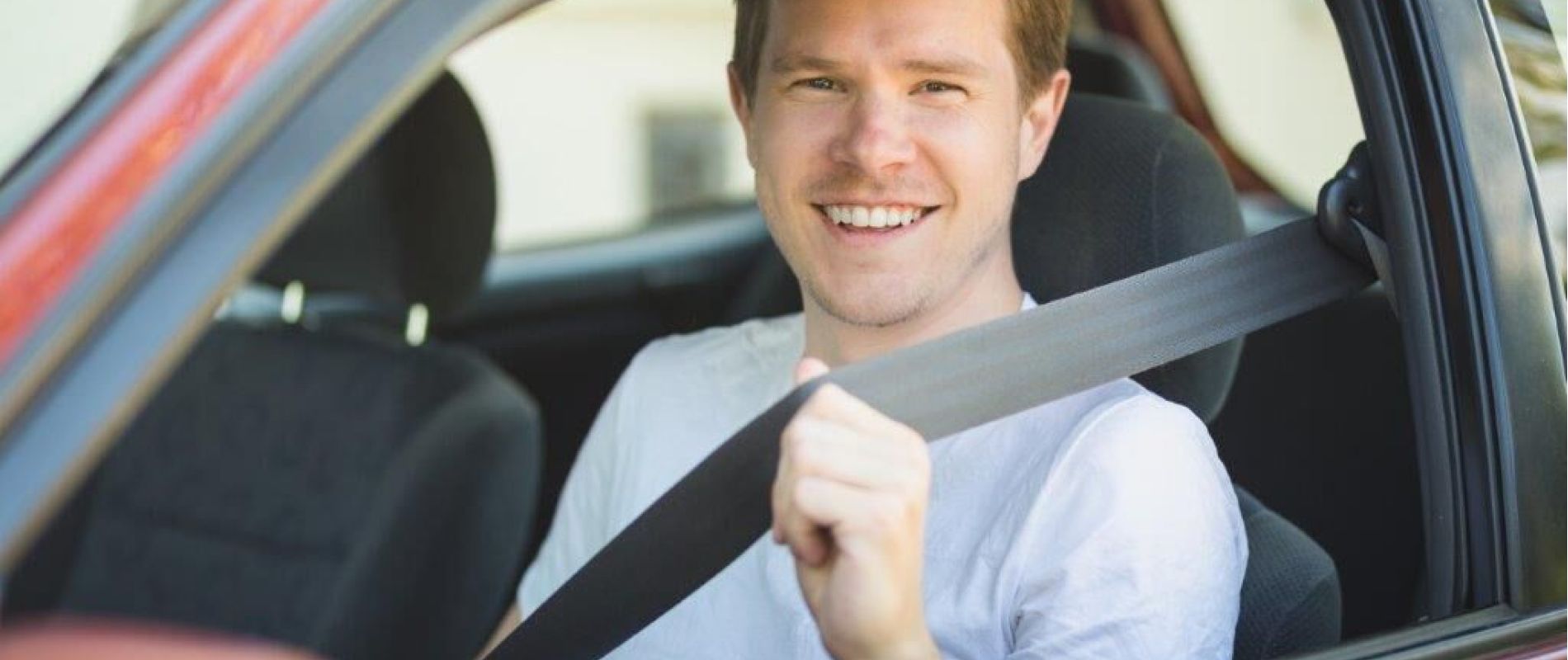 Mann im Auto mit Sicherheitgurt