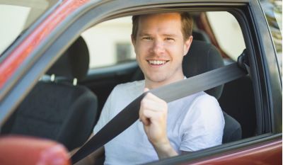 Mann im Auto mit Sicherheitgurt